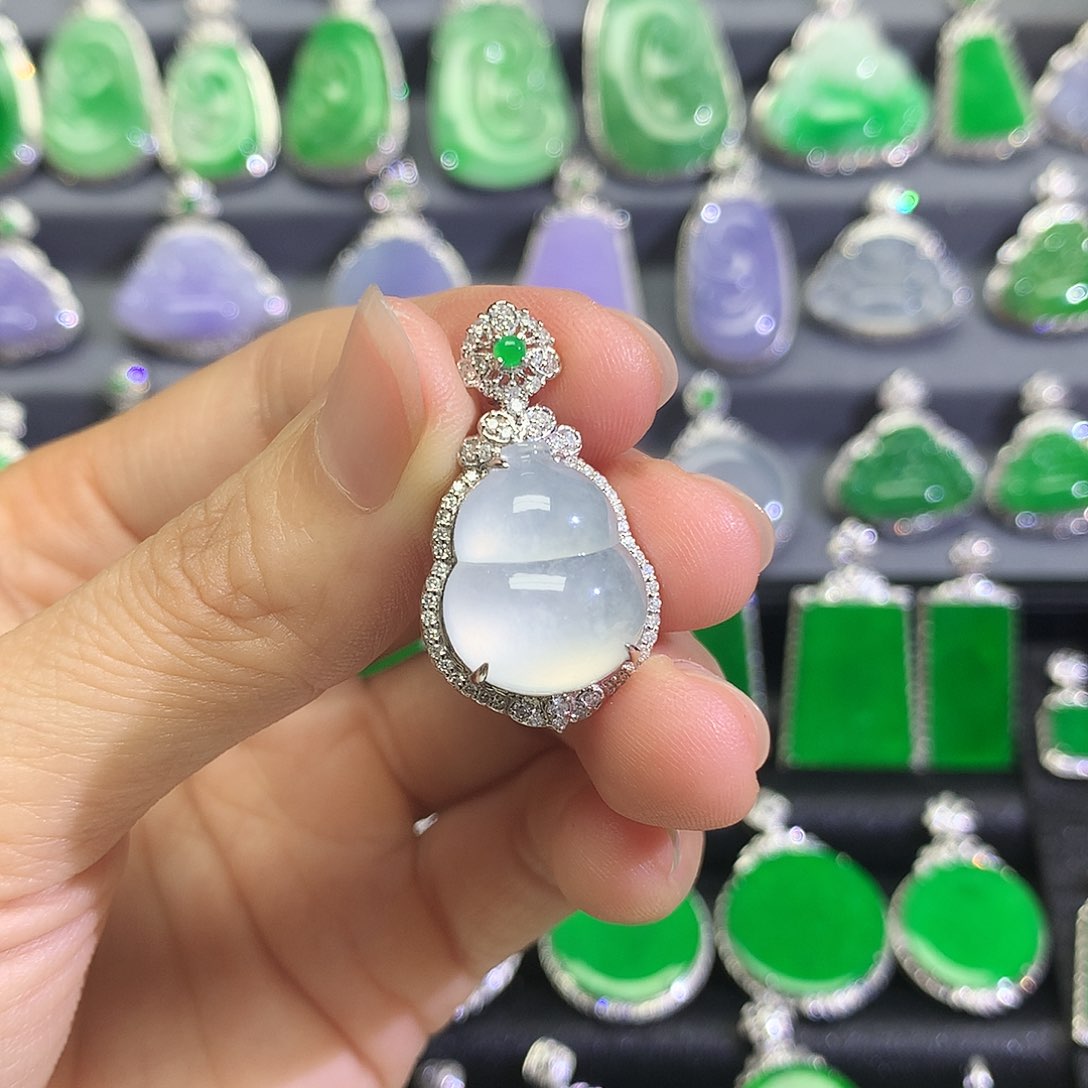 颈饰18K金镶嵌翡翠吊坠