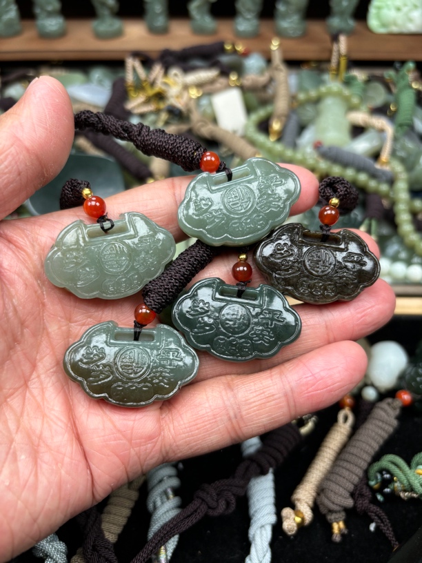 保真和田玉平安锁时尚吊坠百搭精雕随机发拍一发一手工精致气质