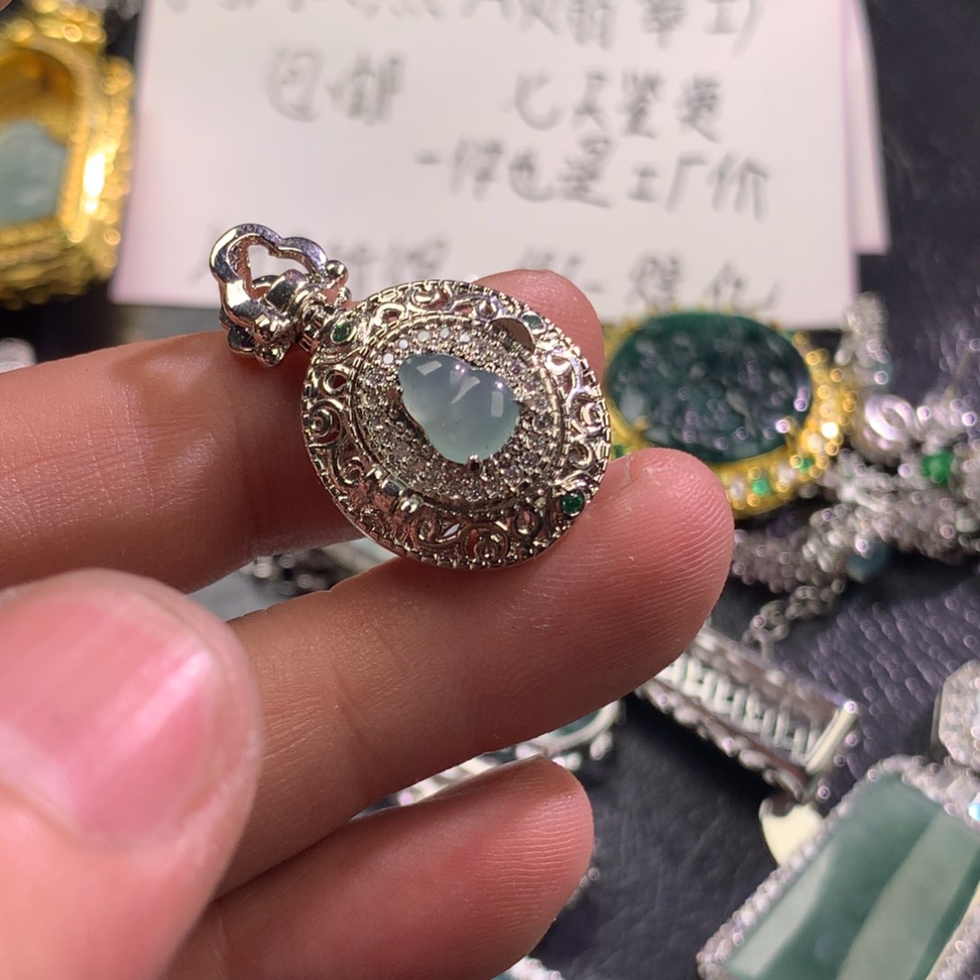 翡翠未镶嵌颈饰香囊