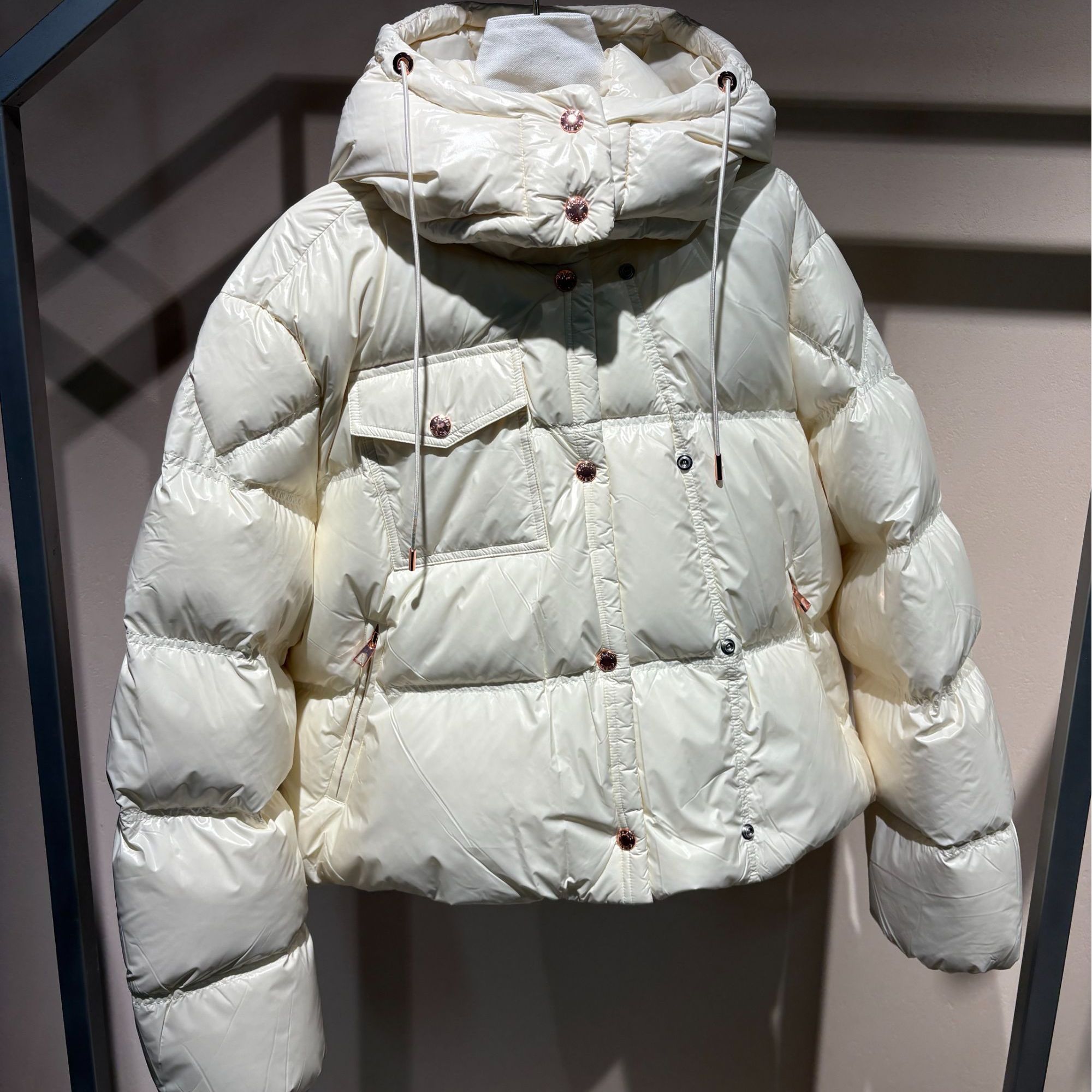 艾诺沐晨2025冬季短款休闲风连帽羽绒服女款白色88251222