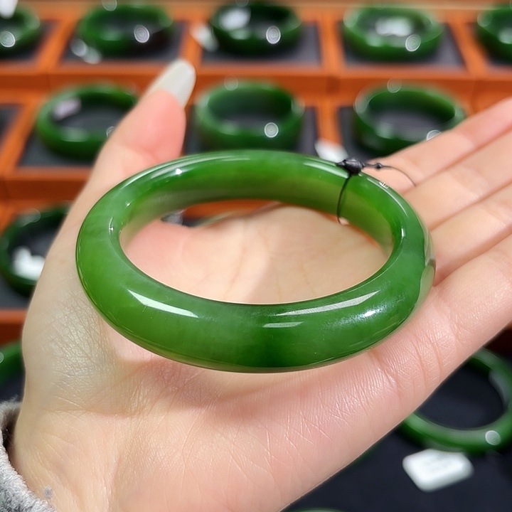 和田玉（碧玉）未镶嵌手镯果绿