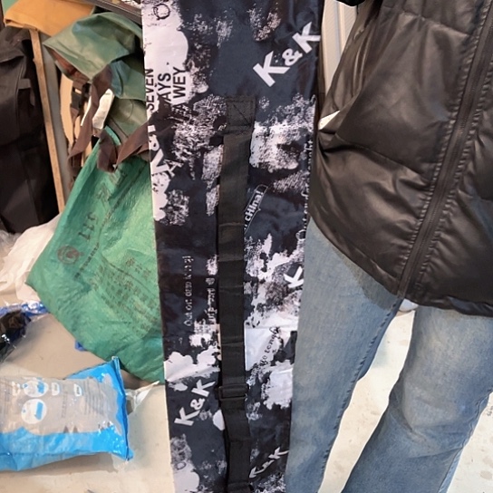 伞袋随机发一个。      