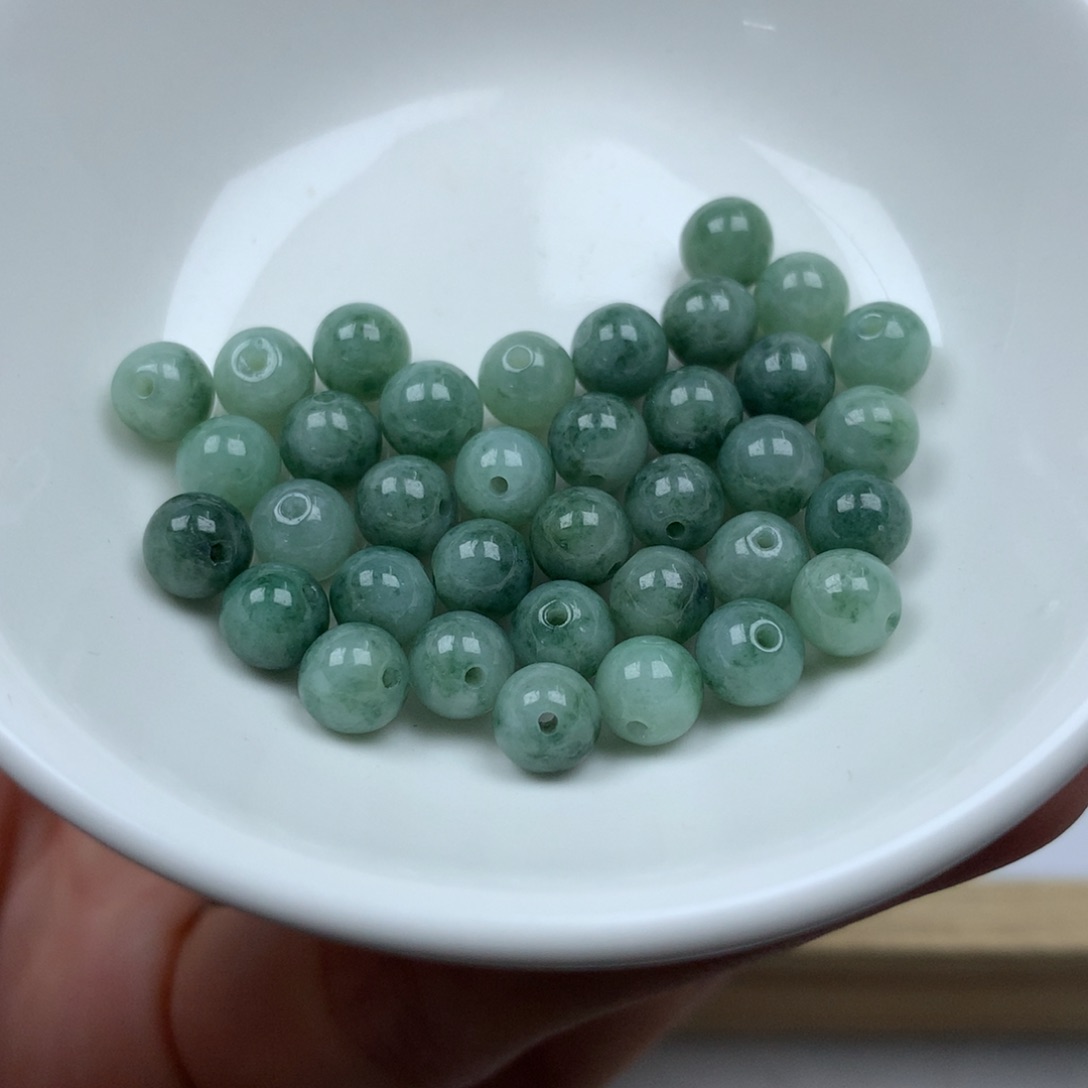 翡翠颈饰未镶嵌卡6。单圈。35颗 