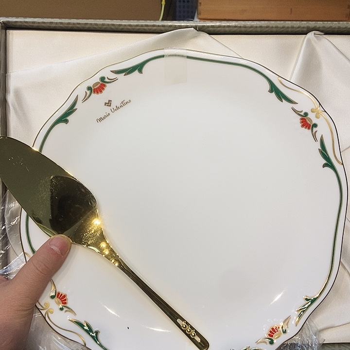 瓷片亲亲我的小姐姐