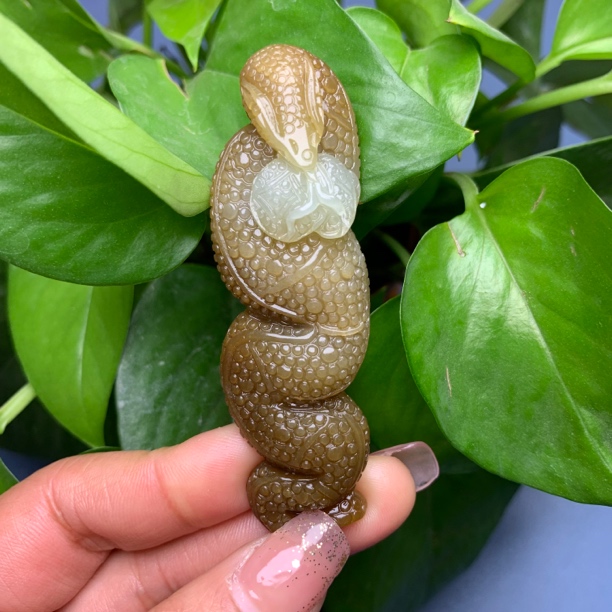 和田玉且末糖偏色蛇吊坠