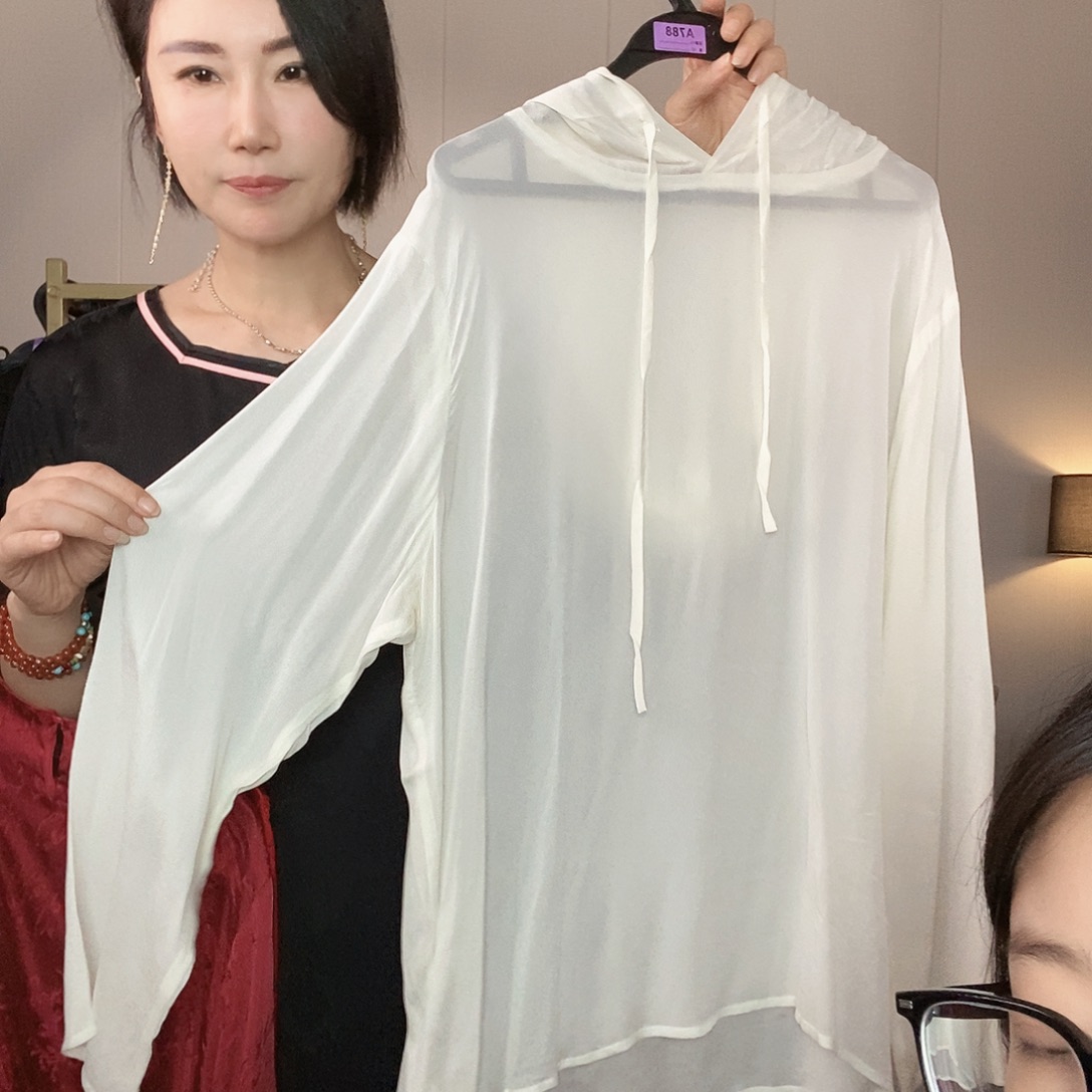 人丝满分白色连帽衫