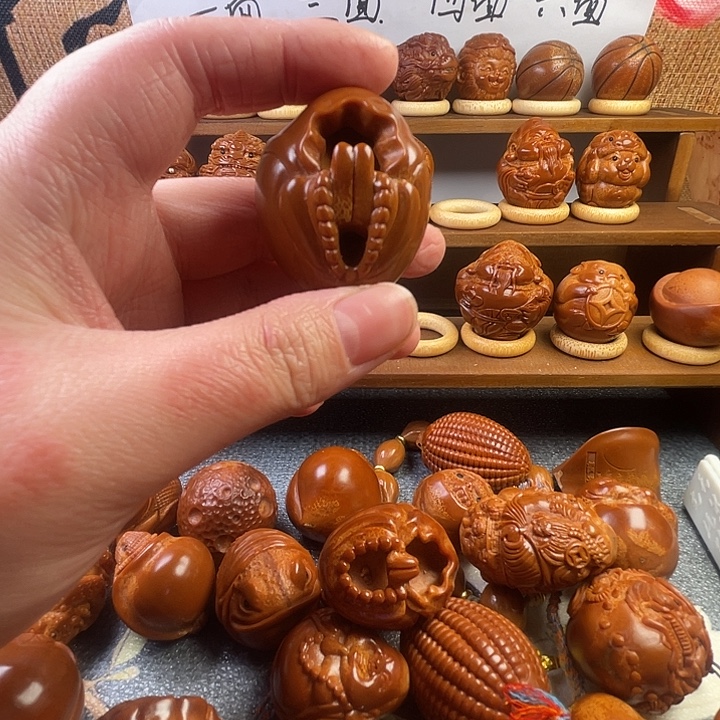 男***⁶吊坠橄榄核手把件一个