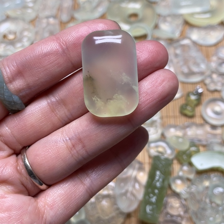 蛇纹石玉颈饰未镶嵌