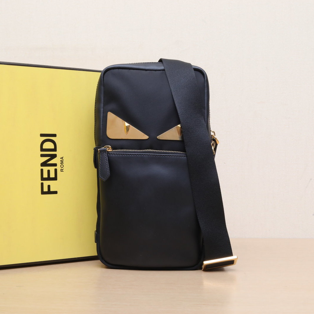 95新 FENDI/芬迪 【黑黑】 黑色 皮革C 尼龙 小怪兽 胸包 /