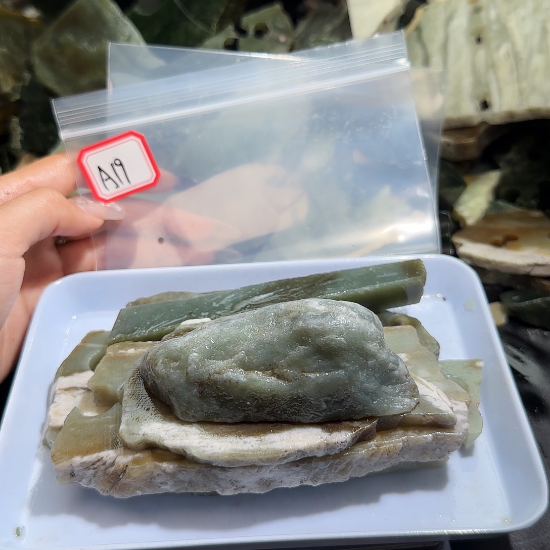 山***士和田玉未镶嵌珠宝半成品