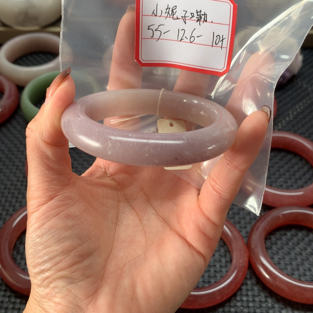 小***嘞石英岩玉未镶嵌手镯