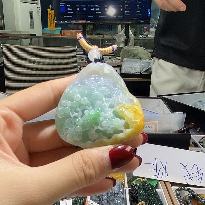 翡翠颈饰未镶嵌翡翠