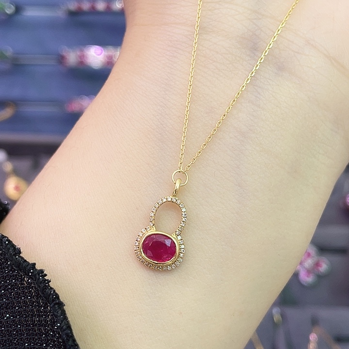 颈饰18K金镶嵌红宝石0.66克拉