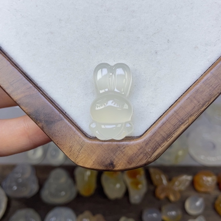 玛瑙/玉髓未镶嵌颈饰兔子