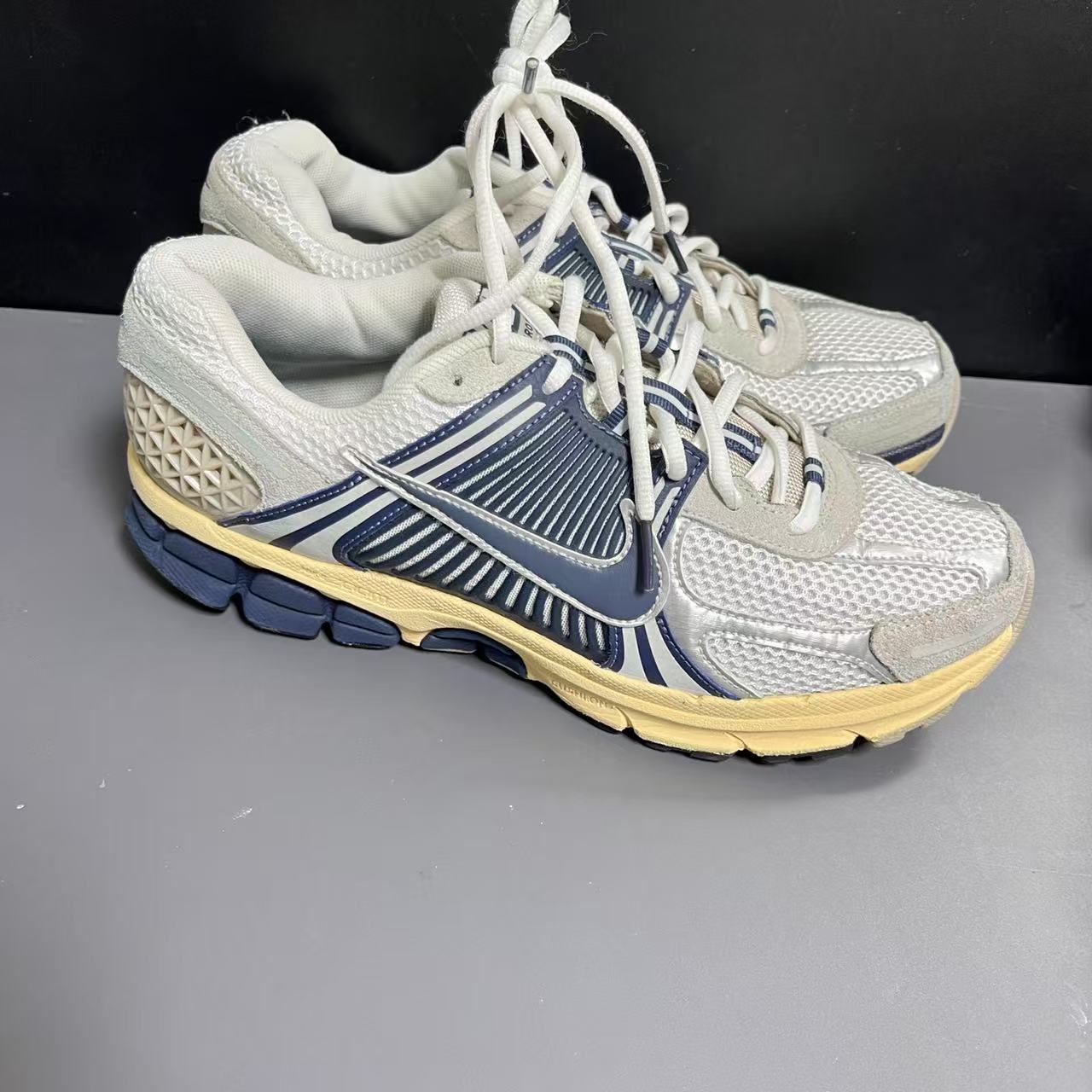 43码 低帮 灰色 跑鞋 轻微瑕疵图3