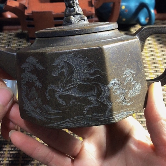 紫砂茶壶原矿泥料手工制作的紫砂壶。