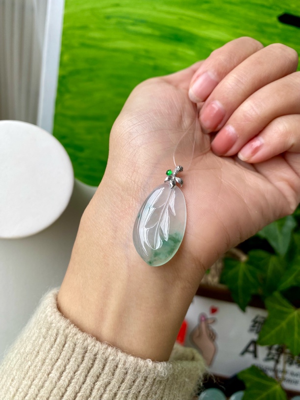 天然的缅甸翡翠A货冰飘花大叶有成