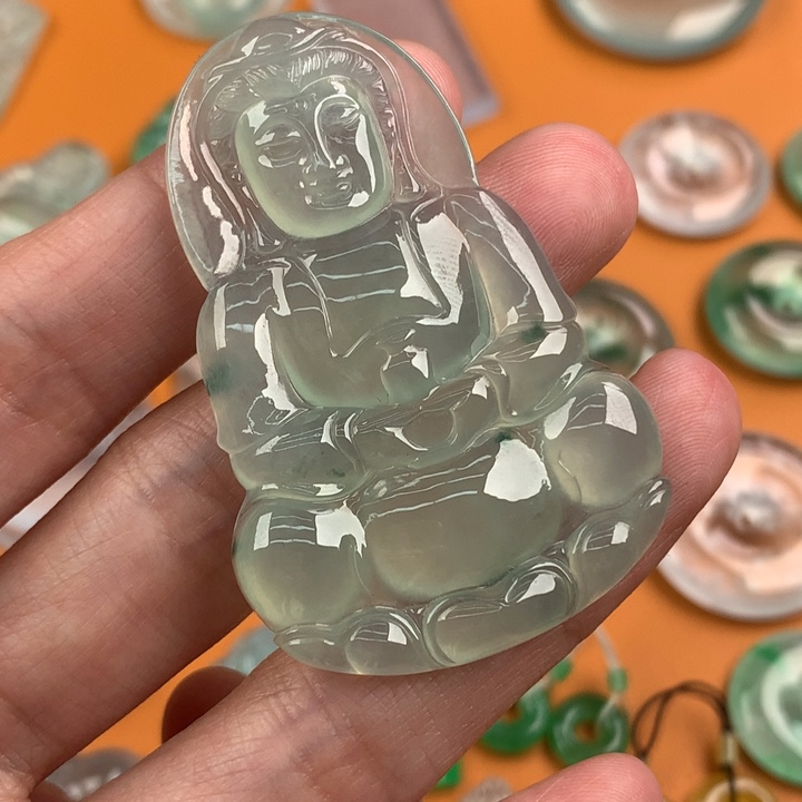 翡翠挂件未镶嵌…..