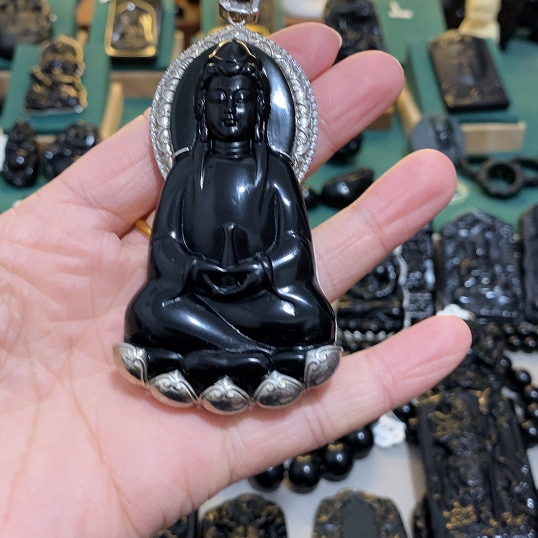 蛇纹石玉颈饰未镶嵌宝*