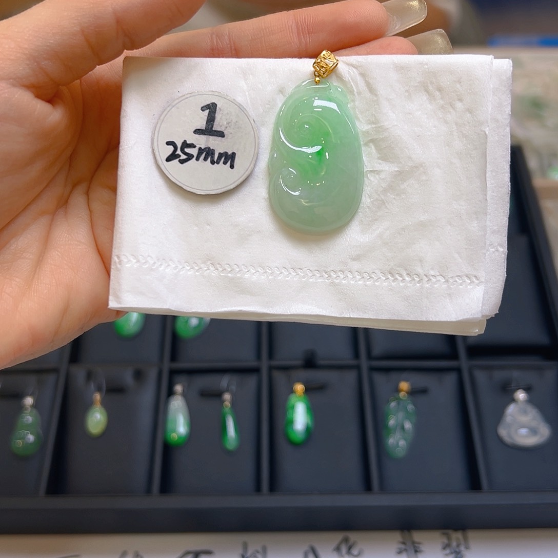 翡翠颈饰18K金镶嵌翡翠