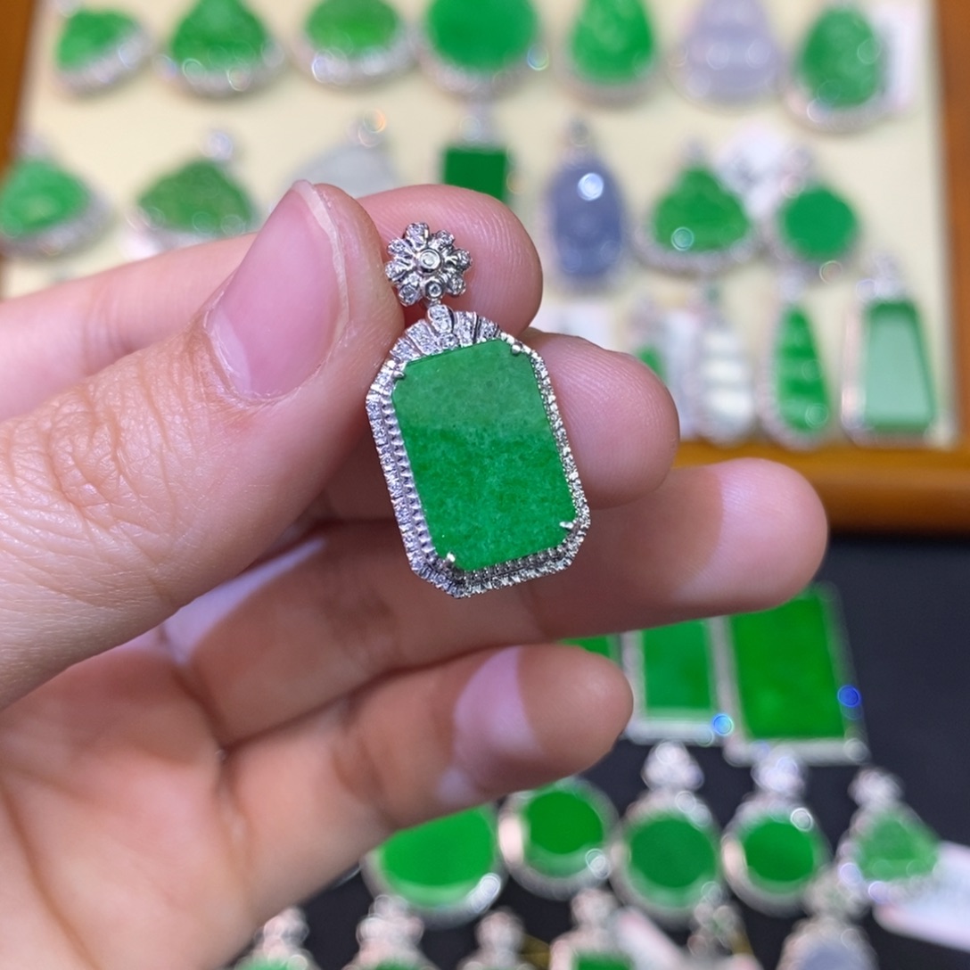 翡翠吊坠(不含链)18K金镶嵌