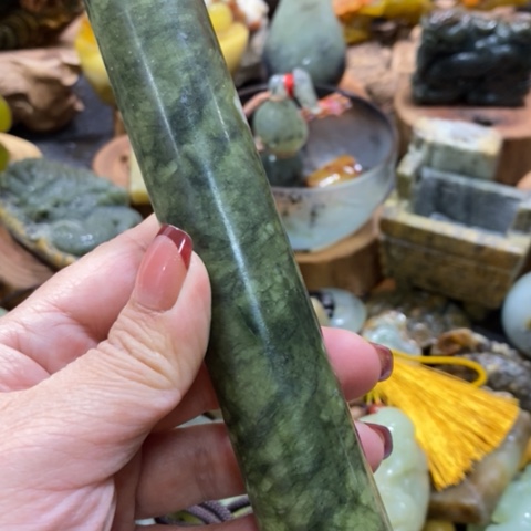 蛇纹石玉手把或挂件未镶嵌