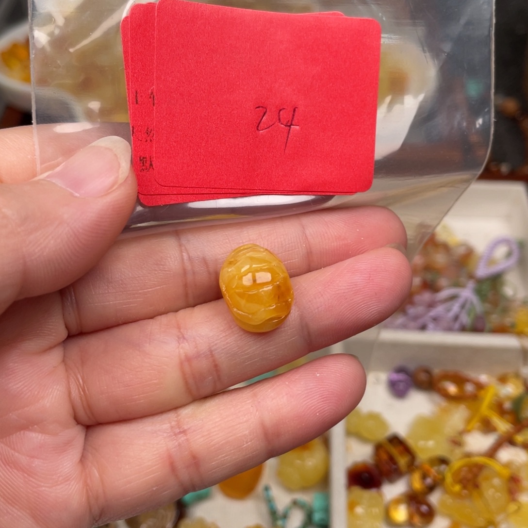 未镶嵌琥珀裸石24，瑕疵