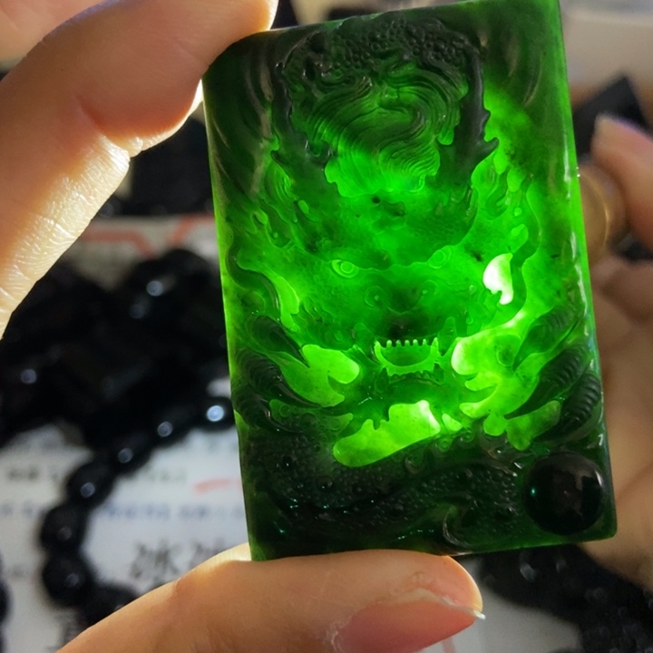 翡翠未镶嵌颈饰墨翠龙