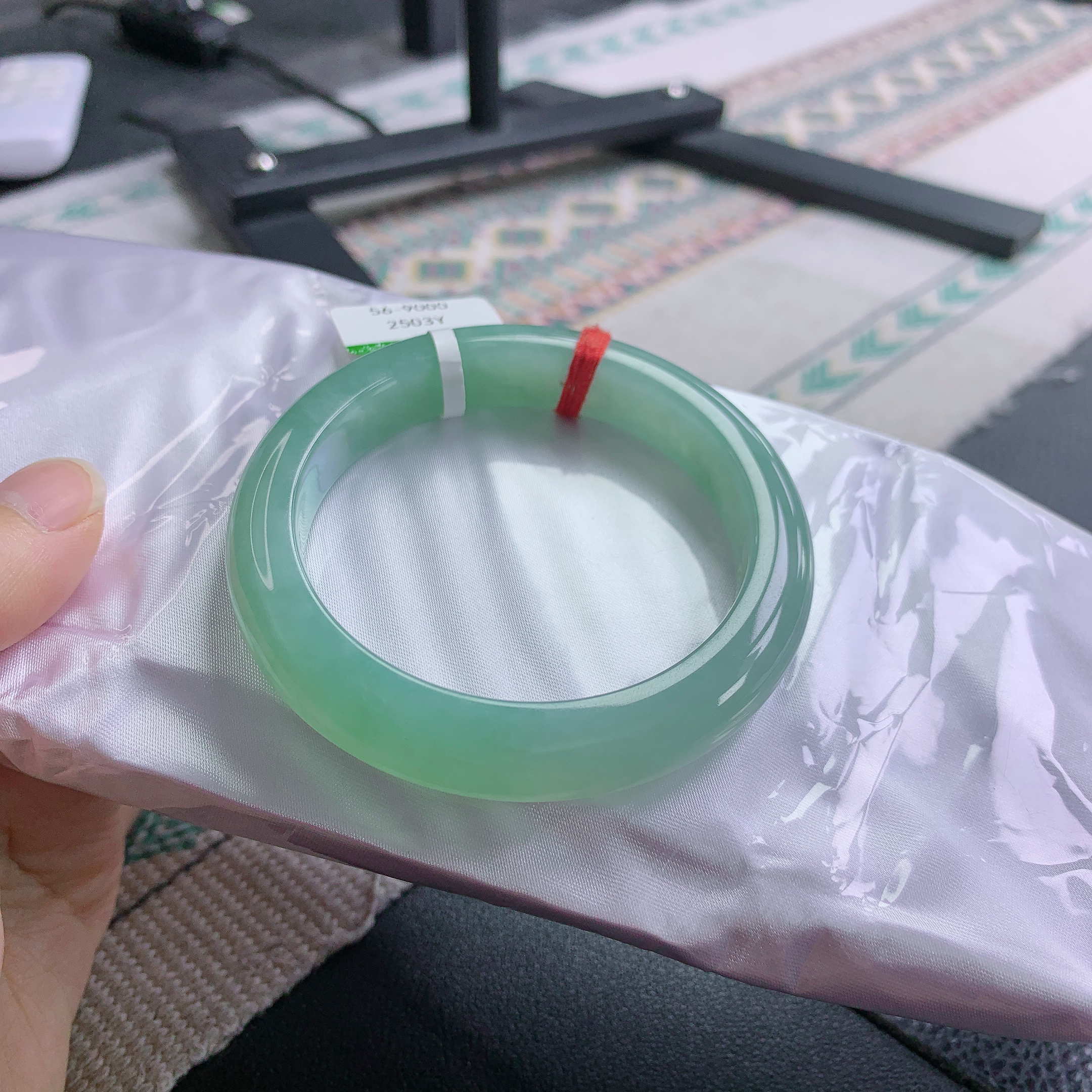 56圈口正圈冰胶底果冻绿色系翡翠手镯