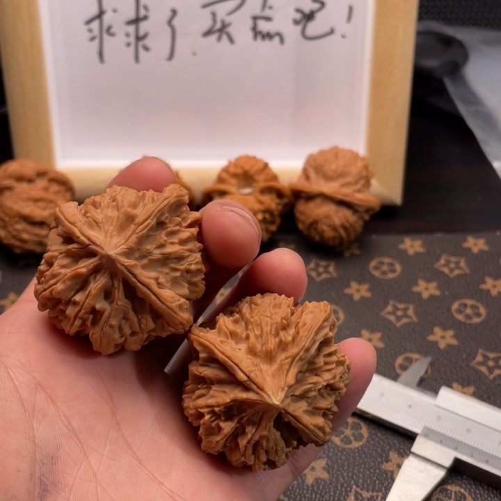 核桃帝王三棱文玩核桃
