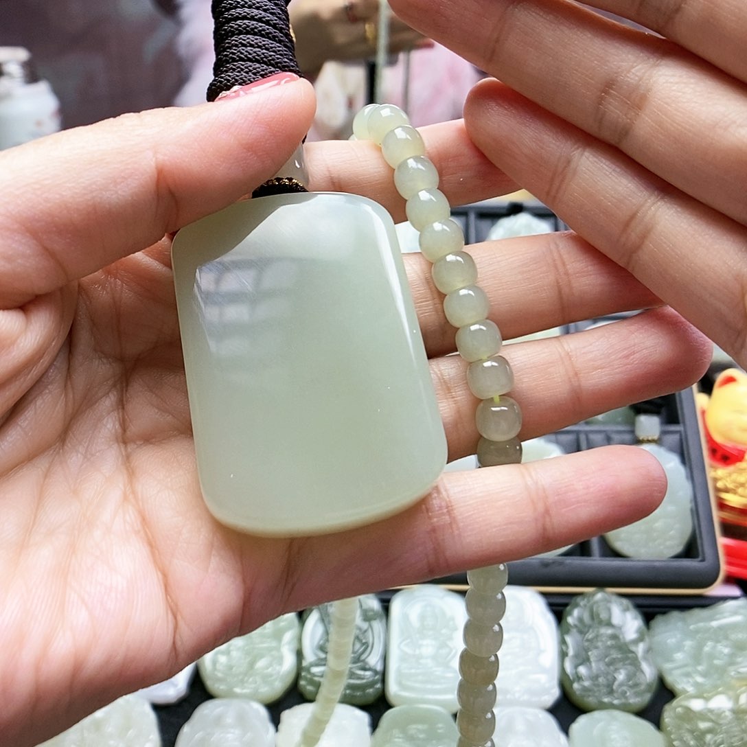 和田玉未镶嵌颈饰住****人