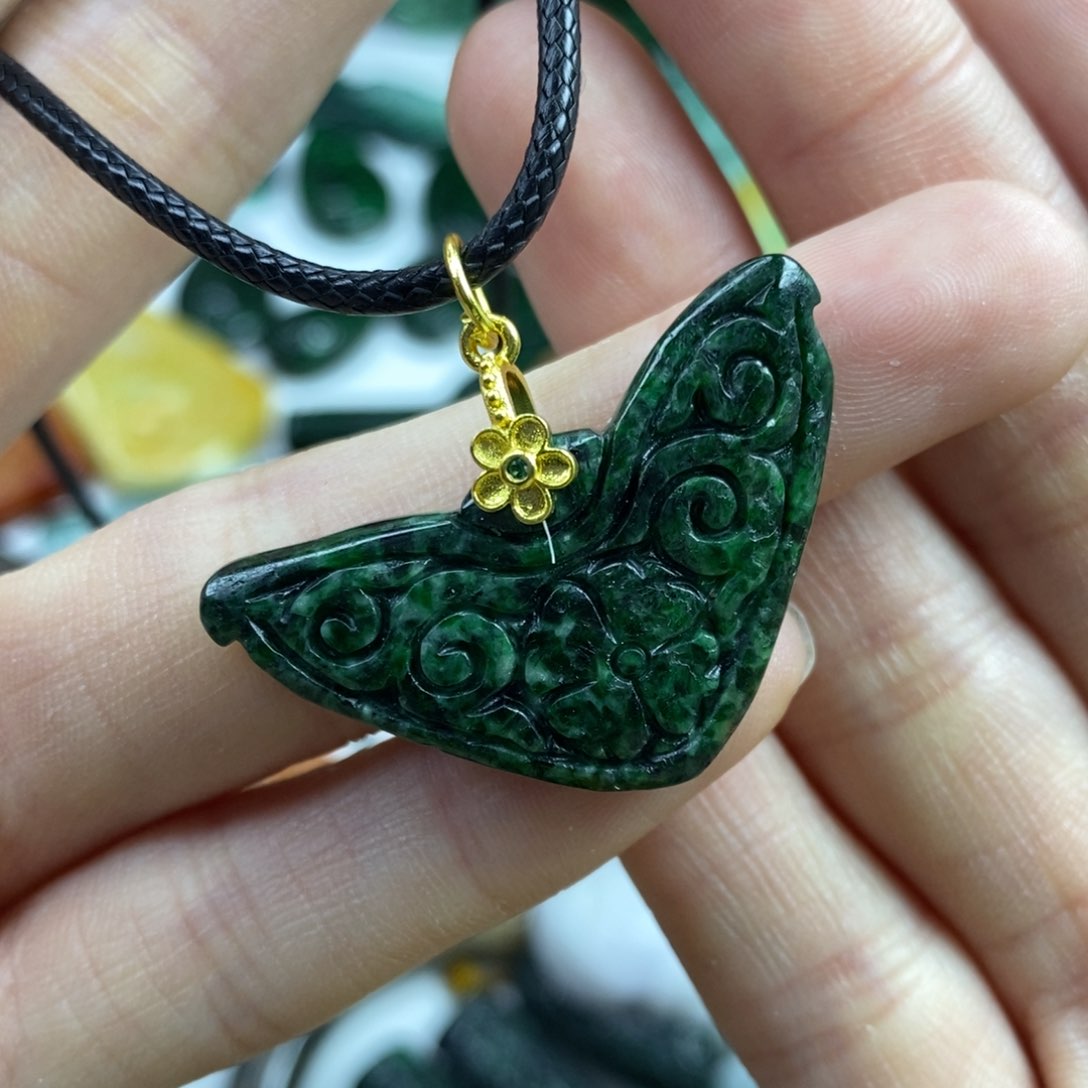 翡翠颈饰未镶嵌吊坠