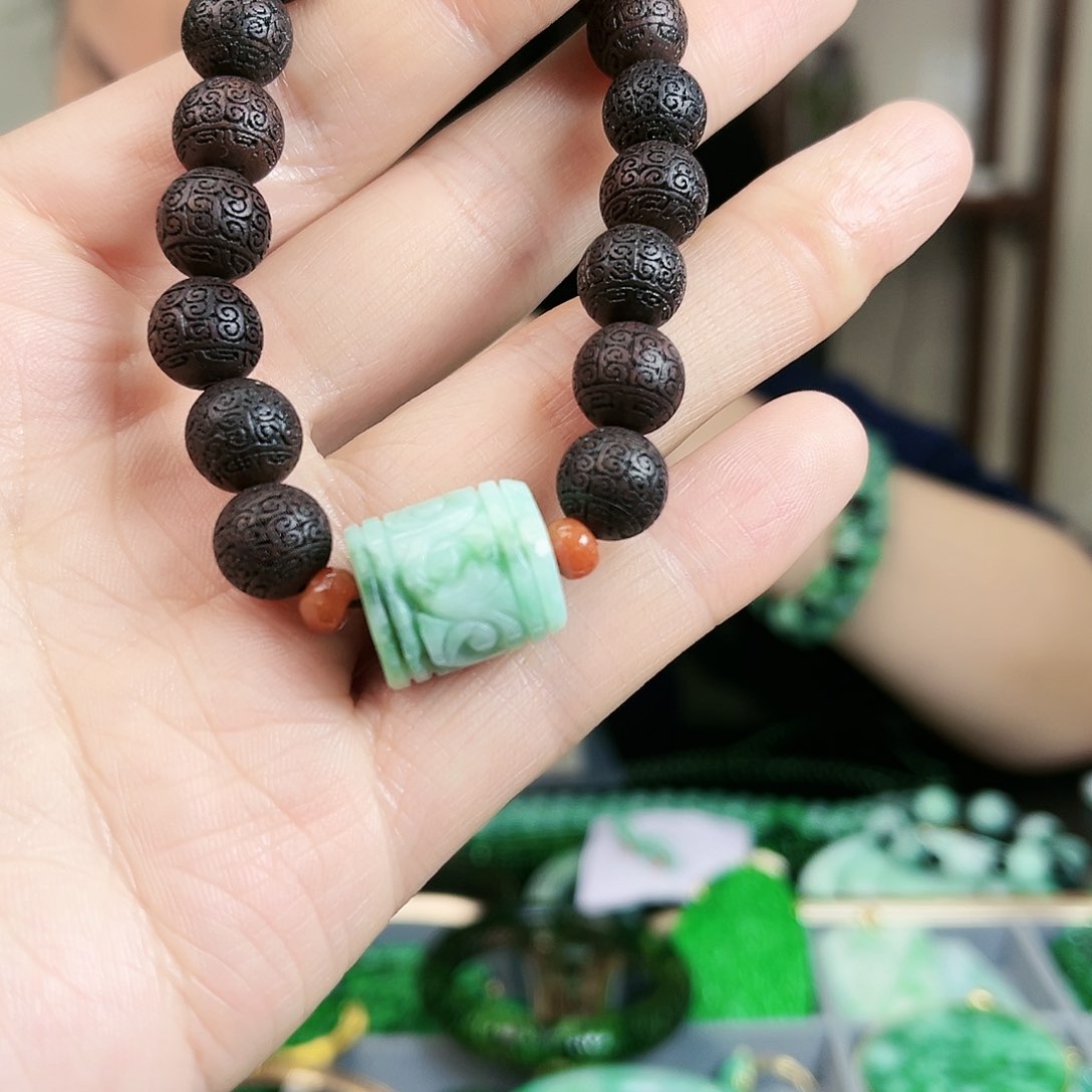 翡翠颈饰未镶嵌耳饰