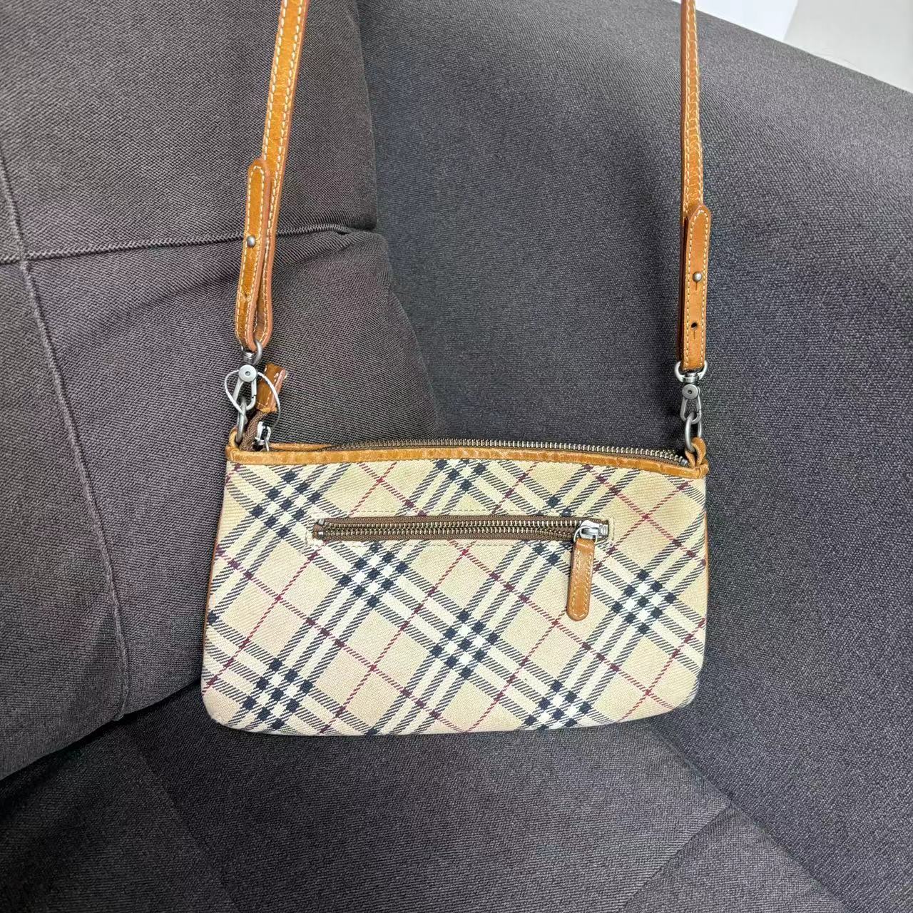 90新 BURBERRY/博柏利 兔兔奢小颖/巴宝莉斜挎包250527010
