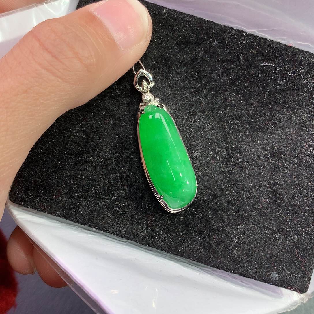 翡翠吊坠(赠链)18K金镶嵌