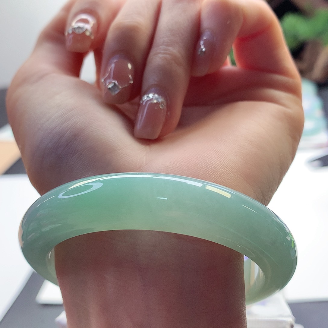 翡翠手镯未镶嵌天然翡翠56-57浅果绿