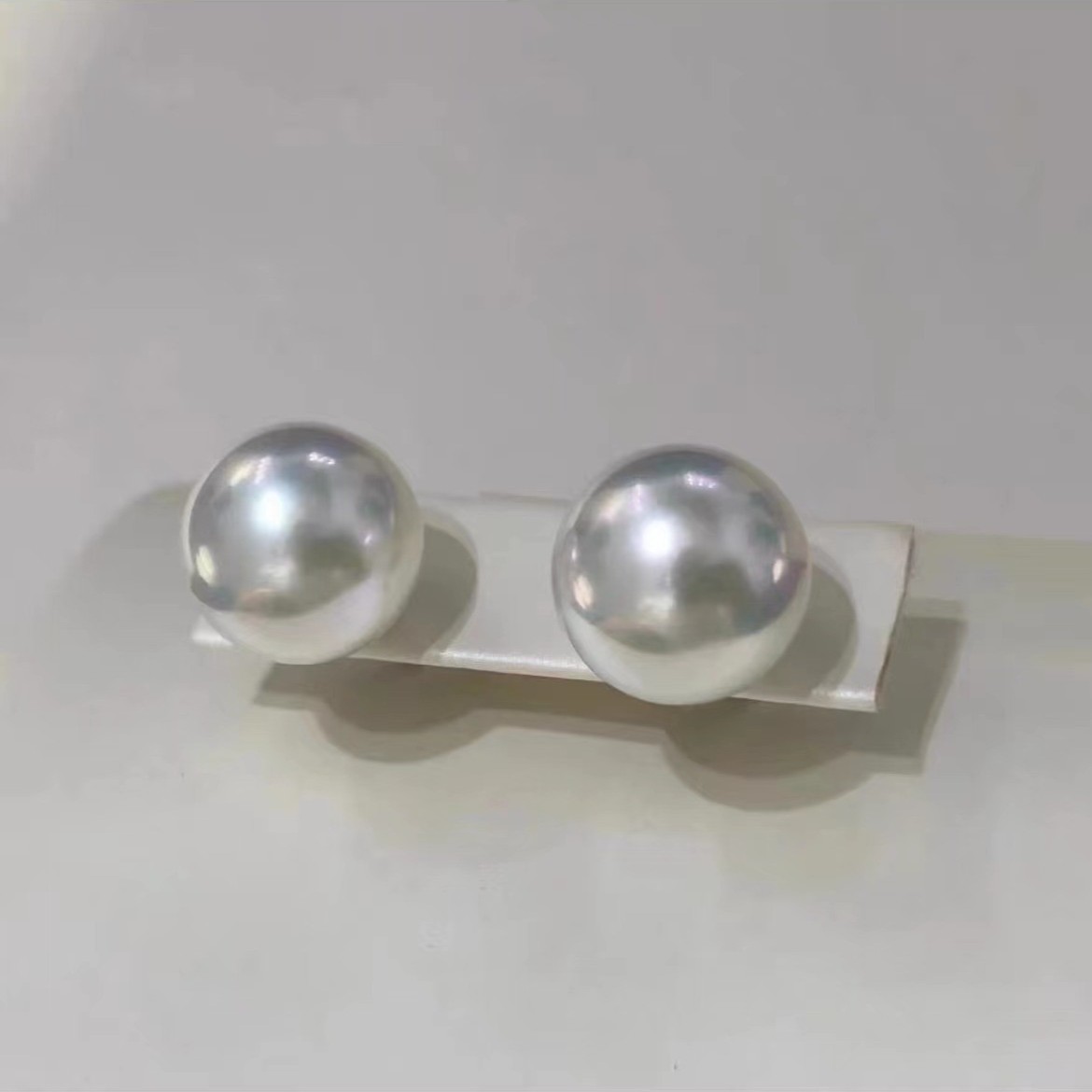 正圆高光12mm 赛奥白小灯泡 月光白素耳钉 经典海贝珠