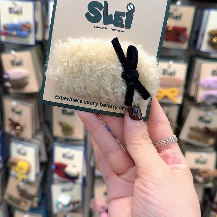 白色毛毛黑蝴蝶结掰掰