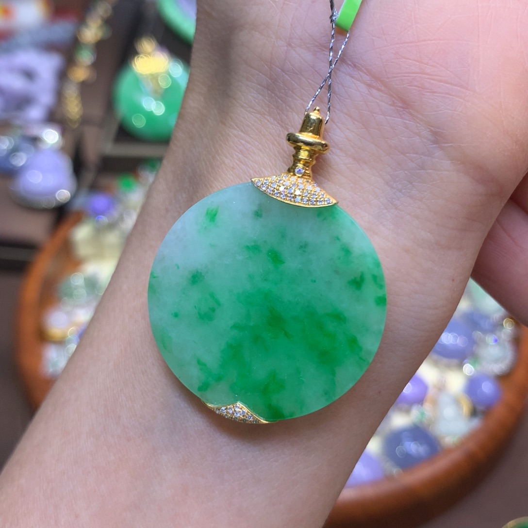 翡翠18K金镶嵌颈饰