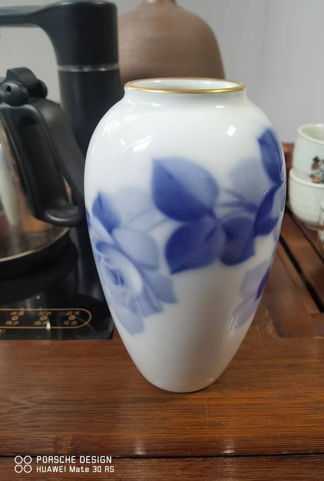 传统风格蓝色玫瑰陶瓷花器青花瓶