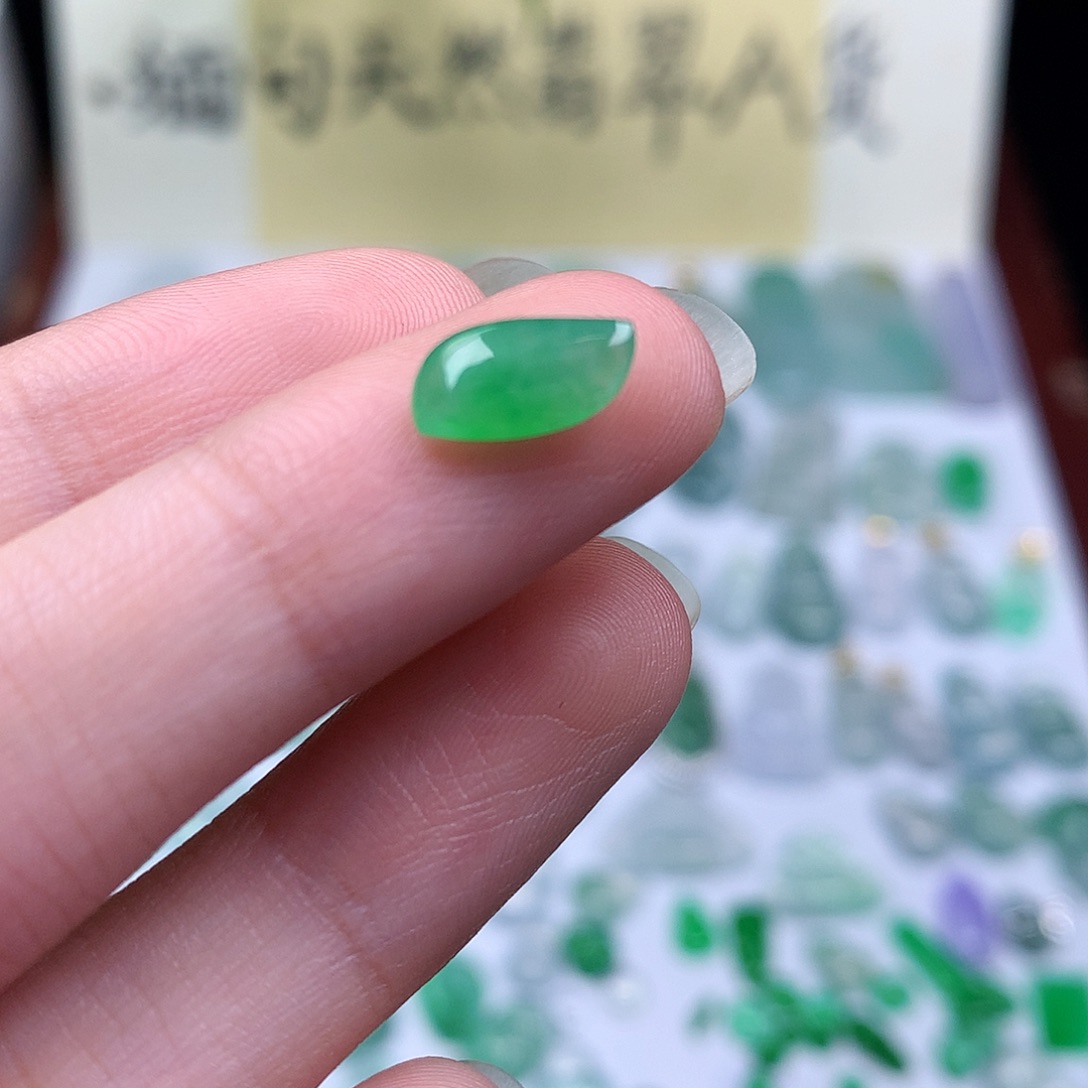 翡翠裸石缅甸天然A货翡翠阳绿随形