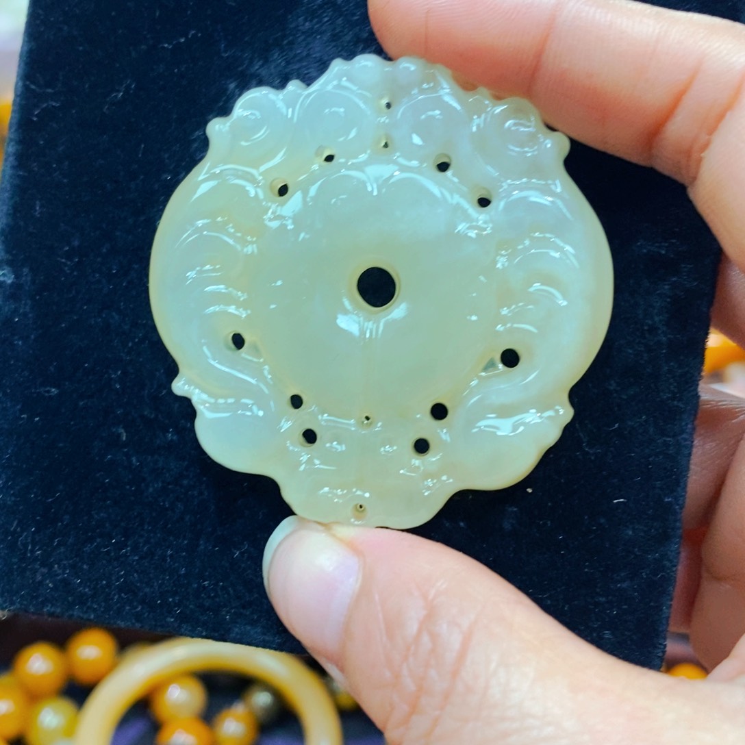 未镶嵌石英质玉（黄龙玉）颈饰