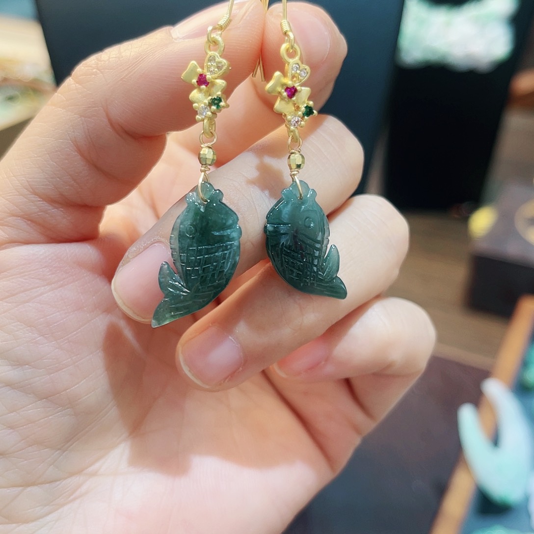 翡翠颈饰未镶嵌耳饰