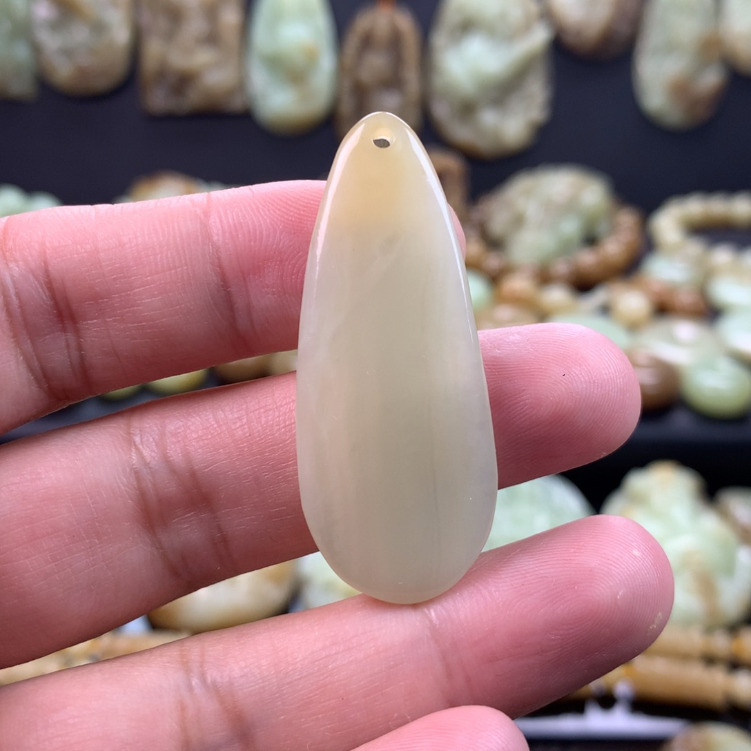 苗***店和田玉未镶嵌颈饰