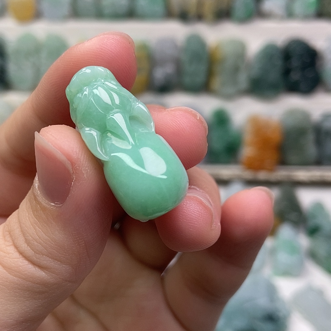 翡翠未镶嵌吊坠(赠链)