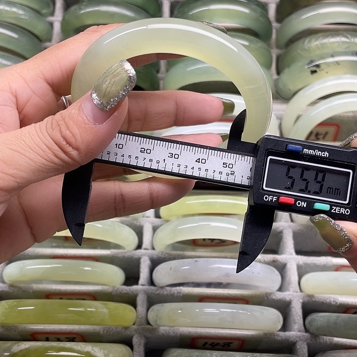 蛇纹石玉未镶嵌手镯155