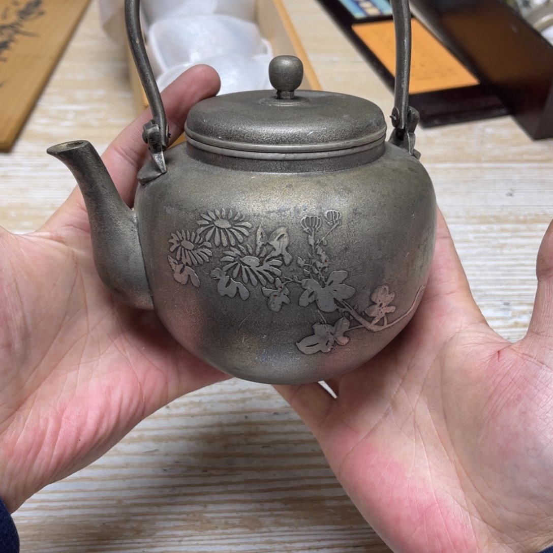 瓷片道*佛密密麻麻地排列着一个