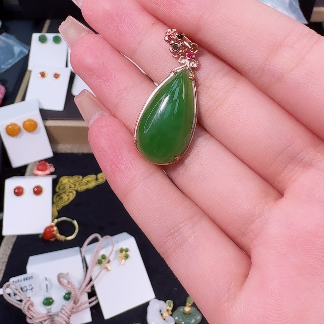 和田玉（碧玉）未镶嵌颈饰水滴吊坠