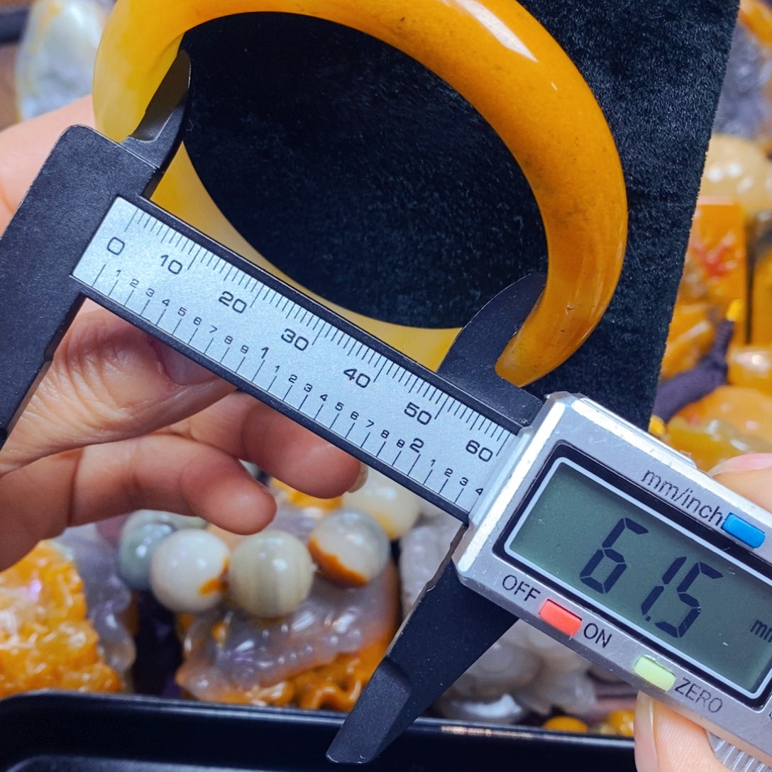 未镶嵌石英质玉（黄龙玉）颈饰