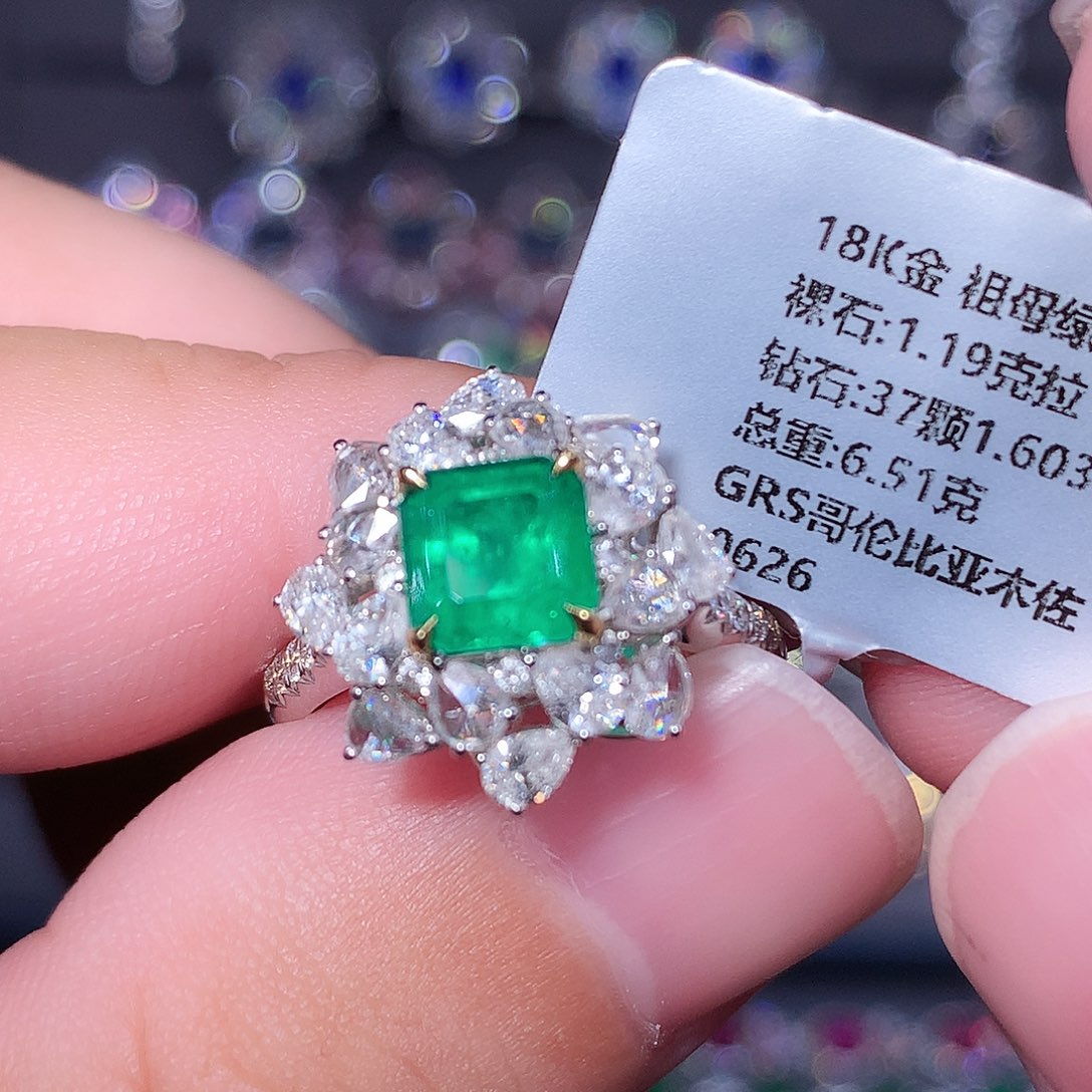 18K金镶嵌戒指祖母绿